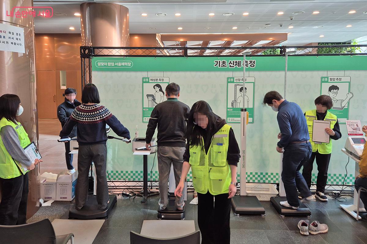 누구나 부담 없이 자신의 체력을 점검할 수 있는 다양한 체력 측정 프로그램이 마련되었다. &copy;이혜숙