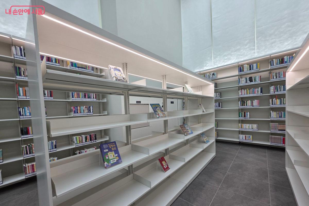 간접등으로 특별한 포인트를 준 화이트톤의 서가가 돋보인다. ⓒ한제우