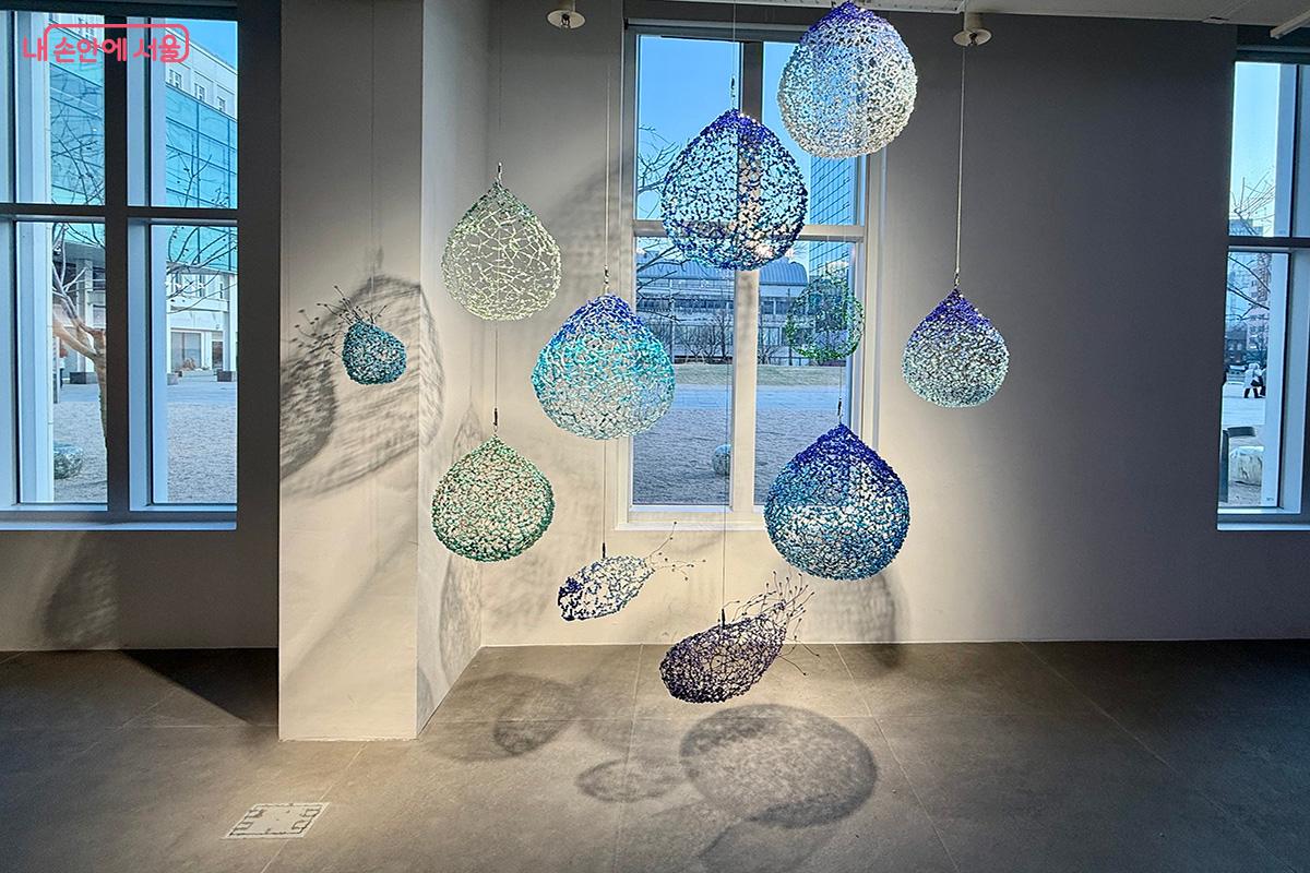 해질무렵 창가를 배경으로 바라본 물방울 작품이 인상적이었다 &copy;김미정