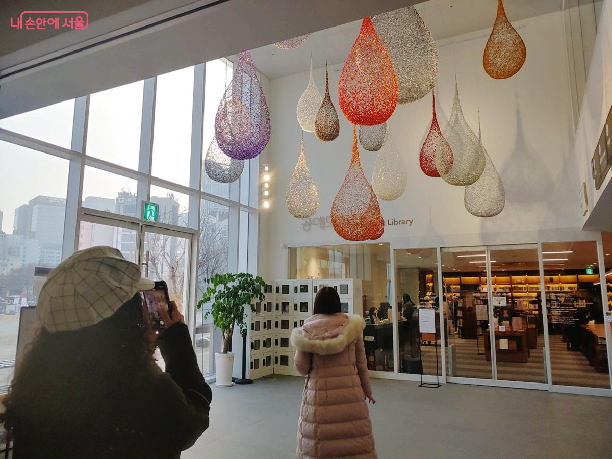 서울공예박물관 1층 입구에 전시 중인 설치 작품 'Drops of Love' ©엄윤주