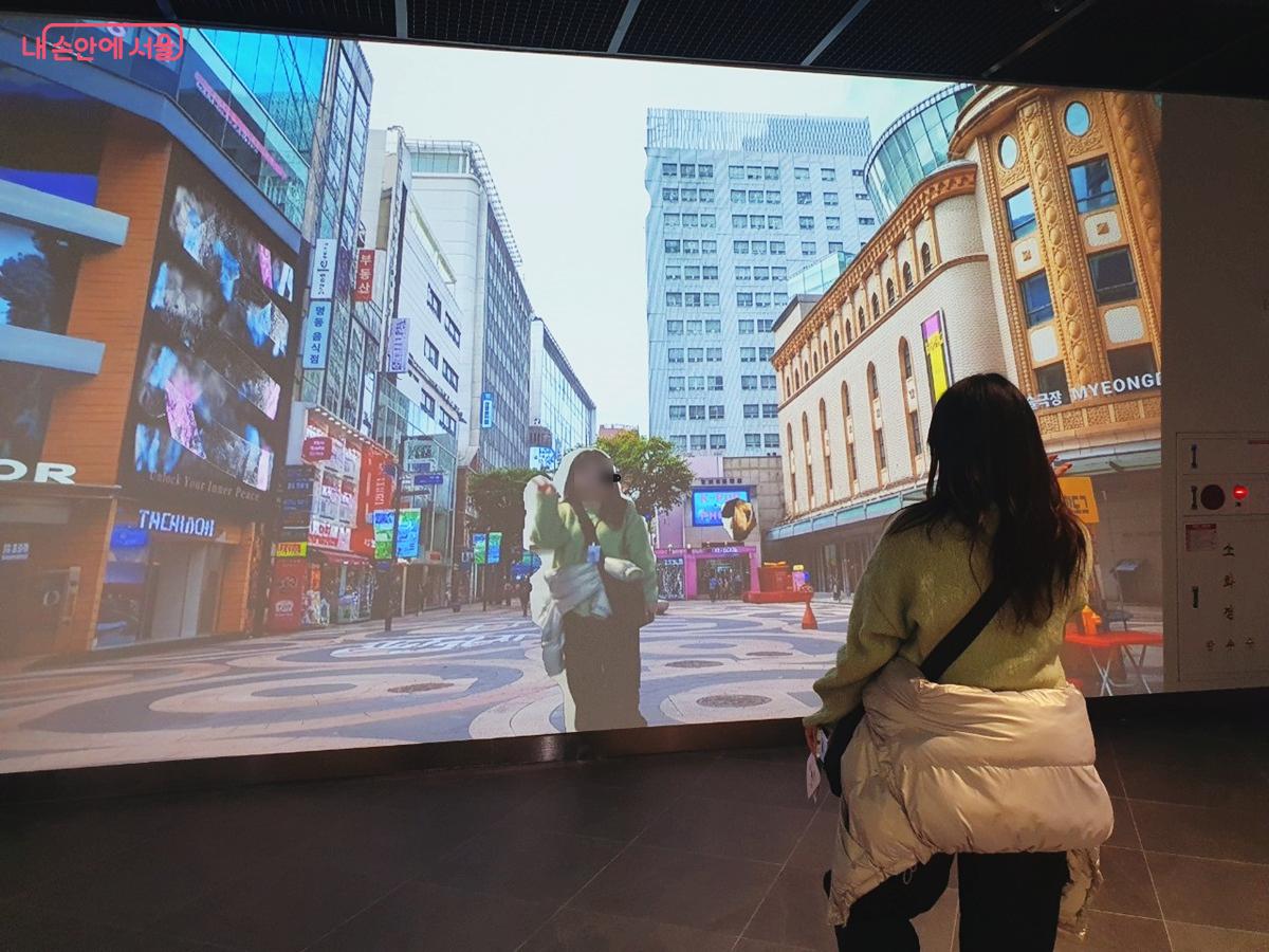 서울과 해외를 배경으로 인증샷을 담을 수 있는 포토존 &copy;엄윤주