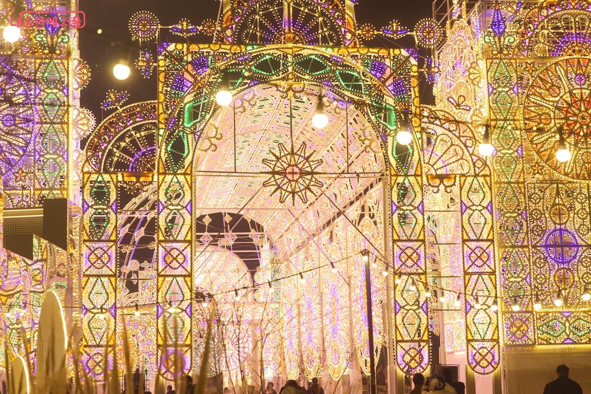 무려 20만개가 넘는 스트링 조명을 사용한 대형 작품이다