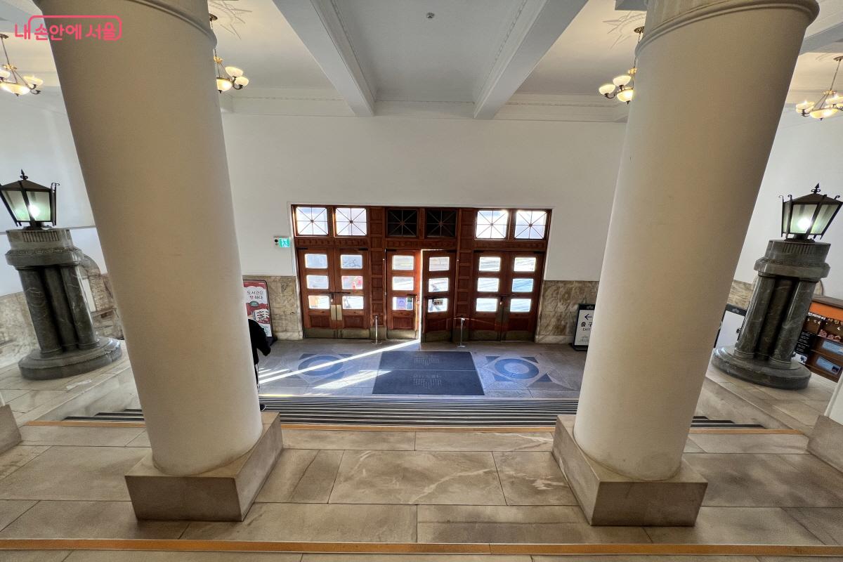 1926년 준공 당시 모습을 간직하고 있는 옛청사 로비. ⓒ박지영