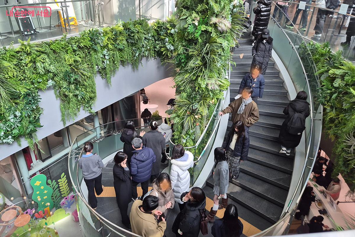 입장이 시작되자 1층에서 지하로 연결되는 계단을 통해 질서있게 입장했다.
