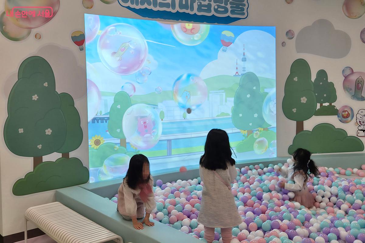 서울갤러리를 방문한 어린이들은 시청의 주인이 되어 마음껏 뛰어놀 수 있다.