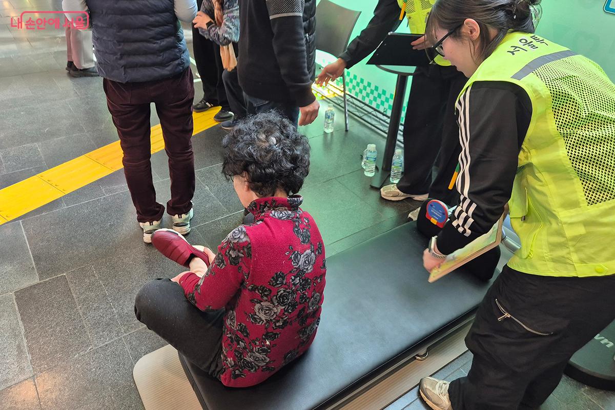 건강을 위해 땀을 흘리는 시민들의 모습에서, 서울시가 지원하는 &lsquo;체력과 생활습관까지 아우르는 건강 관리&rsquo;가 일상으로 스며들고 있다는 사실을 실감했다. &copy;이혜숙