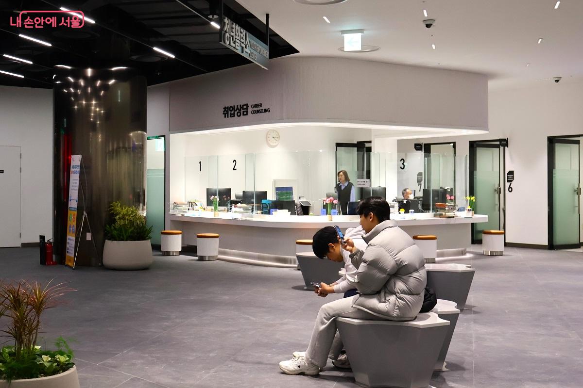 청년활력소는 청년의 자립을 돕기 위해 취업지원, 마음건강&middot;금융상담 등 맞춤형 원스톱 지원 서비스를 제공하는 공간이다. &copy;이봉덕  