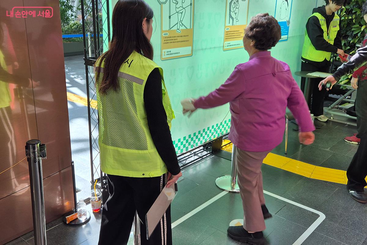 걷기 운동을 통해 기본 운동 능력을 테스트하는 어르신의 모습 &copy;이혜숙