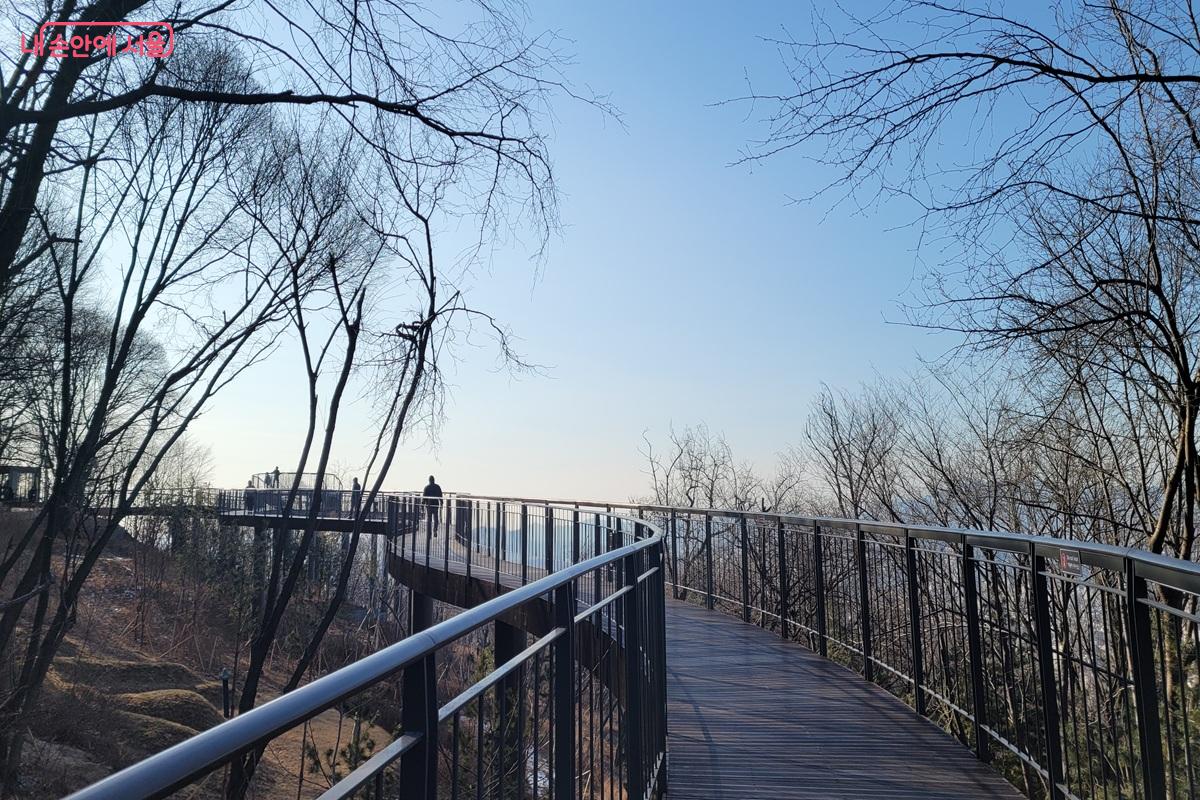 하늘숲길은 숲 위를 따라 설치된 데크형 보행로로, 겨울철에도 안정적인 보행 환경을 제공한다. ⓒ조연