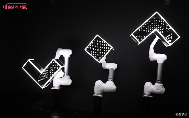 자유자재로 움직이는 로봇팔. 서울로봇인공지능과학관 전시.