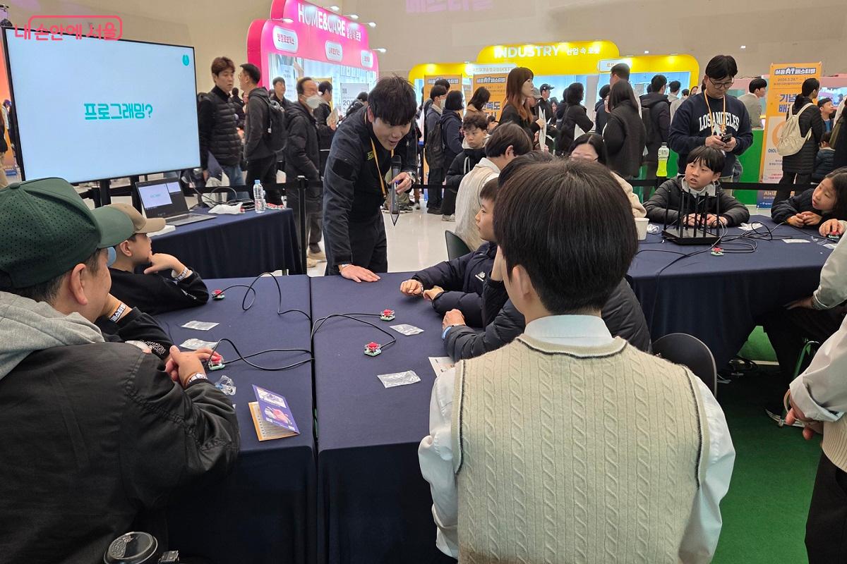 스타 강사에게 미래기술에 대한 프로그램밍을 배우는 지혜의 장소 &copy;이상돈  