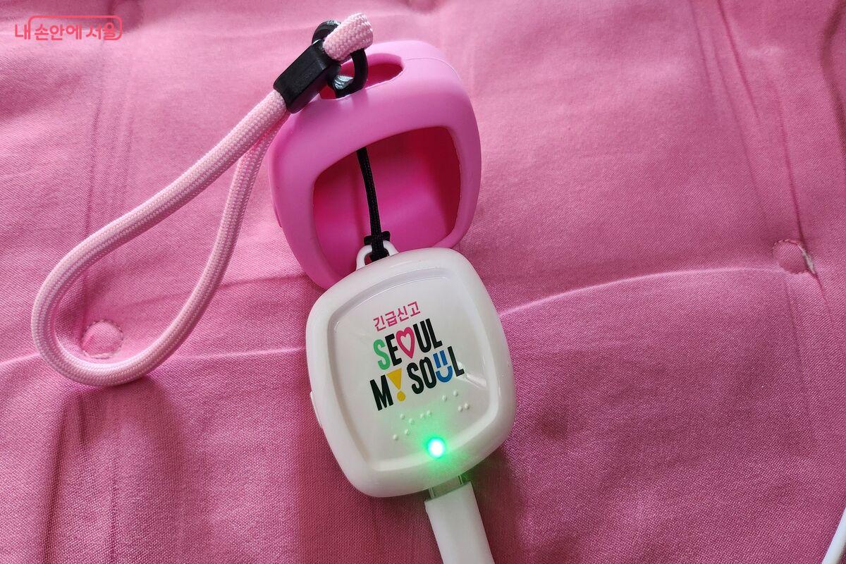 충전기를 연결하면 20분 내로 충전되어 편리하다. &copy;장지영