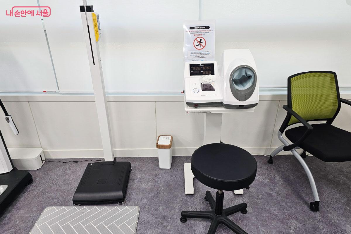 혈압과 신장, 체중을 측정하는 기구 ©홍혜수