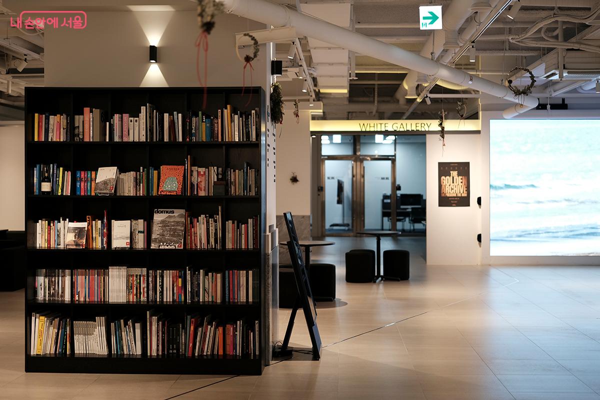 공간은 라운지를 중심으로 크게 시각&middot;미디어 구역과 공연&middot;음악 구역으로 나뉜다. &copy;김아름