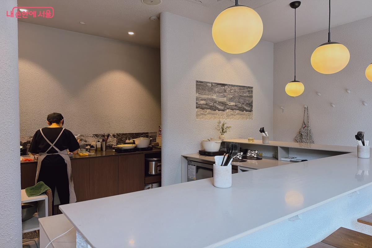 깔끔하게 갖추어진 식당 내부