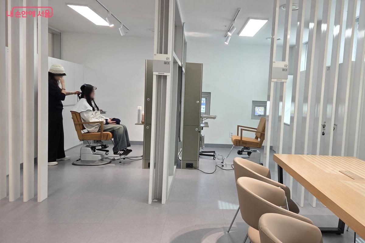 메이크업, 헤어 등 뷰티 관련 창업을 지원하는 '성북 청년 뷰티창업센터'도 있다. &copy;김미선