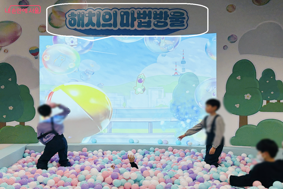 서울갤러리 '키즈라운지'에서 즐겁게 뛰어 노는 아이들 &copy; 김경선