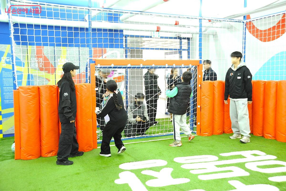 모든 활동에는 플레이 코치들의 지도와 안전 관리가 함께 한다. &copy;조수봉
