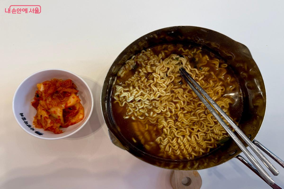 라면 한 그릇의 온기 ©임수영