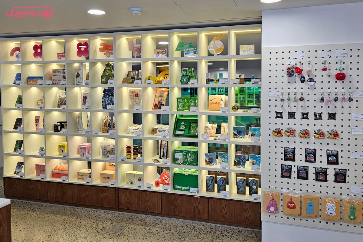 1층 ‘팔도보석 상점’에 진열된 지역 굿즈와 먹거리 ©김현진