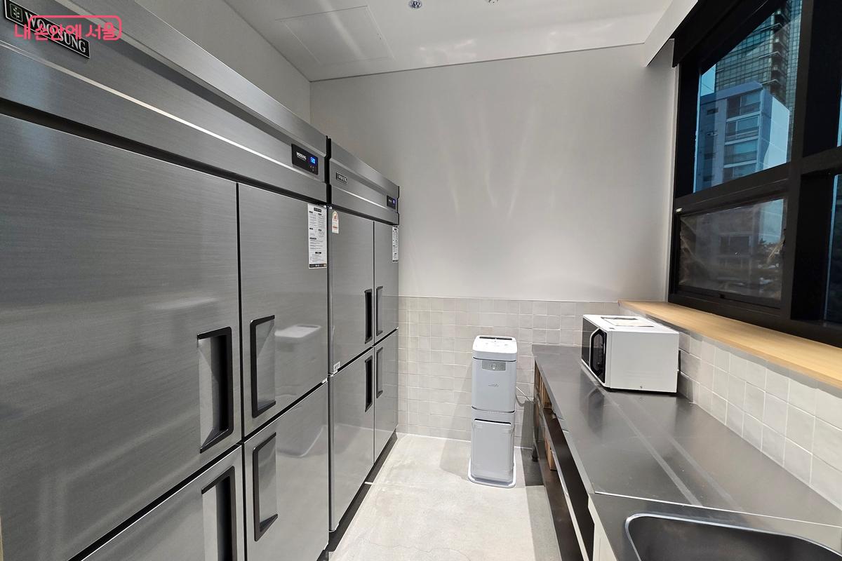 냉장·냉동고들이 갖춰져 있다. ©김윤경