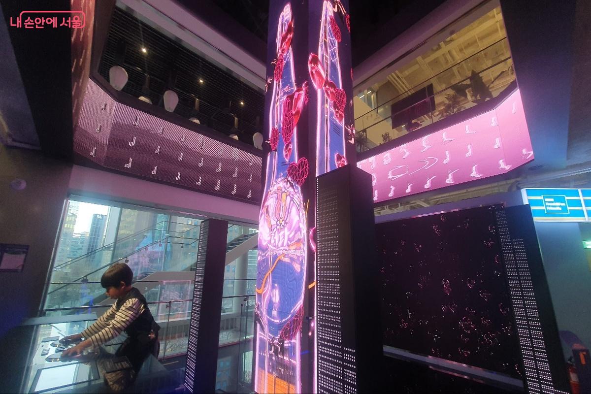 3층은 인터랙티브 미디어 작업이 아이들에게 큰 인기를 끌고 있다. ©조한상