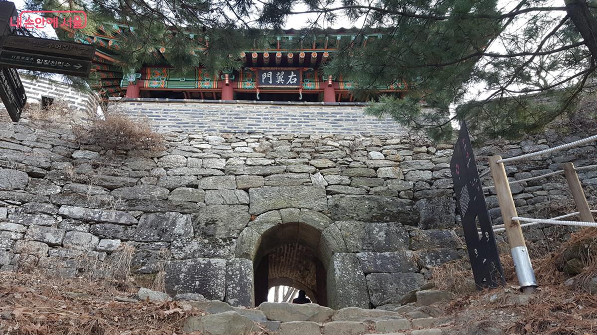 병자호란 때 선조는 우익문이라 불리는 서문을 내려와 삼전도에서 항복했다. ⓒ최용수