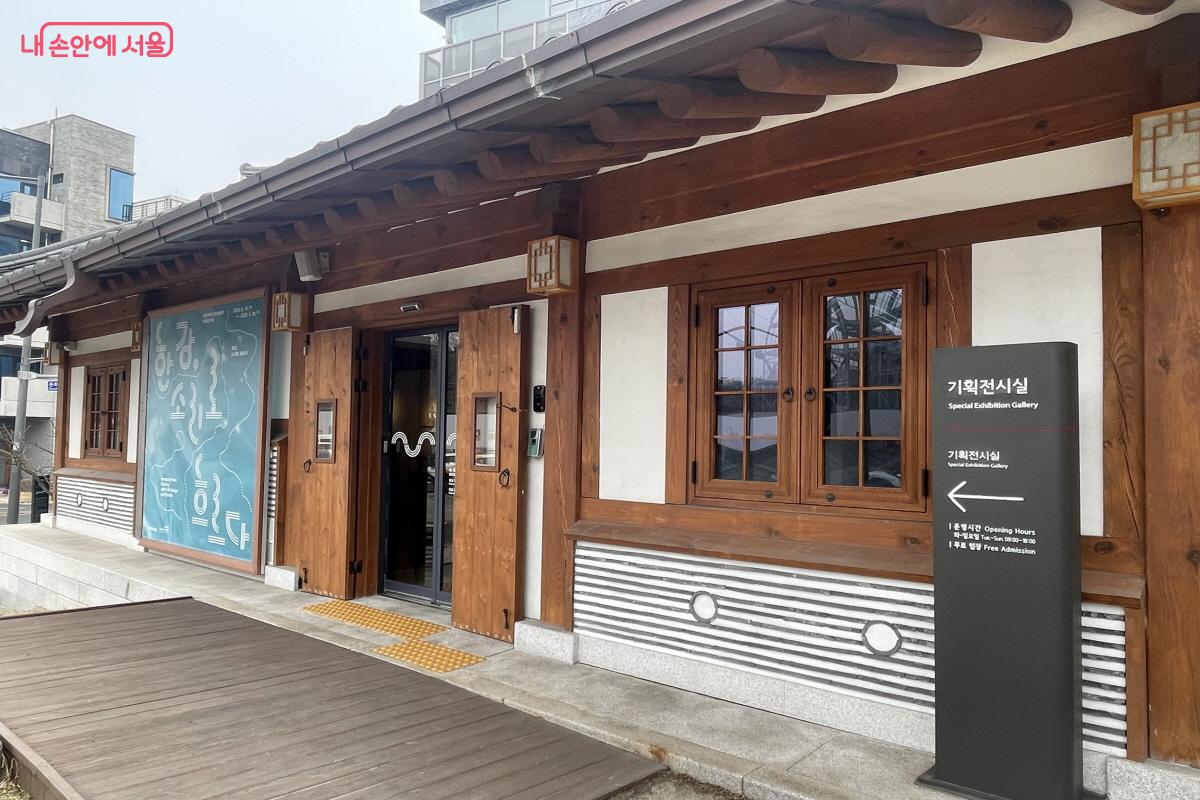 아담한 한옥 외관이 돋보이는 기획전시실 &copy;이정민
