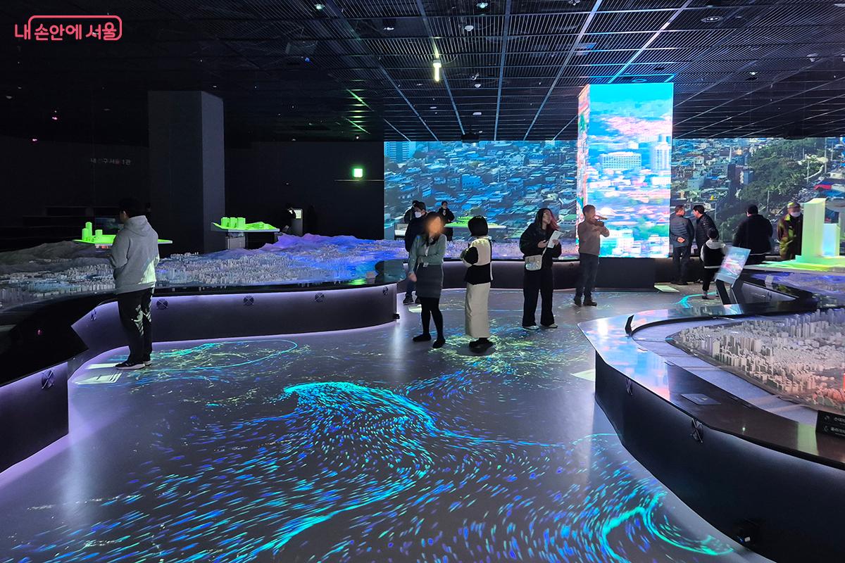 &lsquo;내친구서울 1관&rsquo;에 설치된 관람객의 움직임에 따라 물결치는 &lsquo;플레이한강&rsquo; 미디어아트