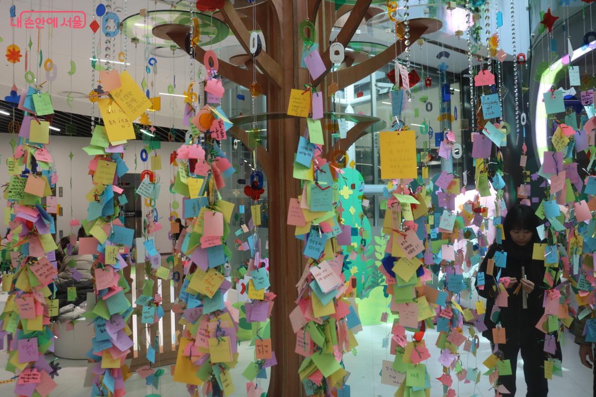 시민들이 소원을 적어 놓은 소망 트리 ⓒ심재혁