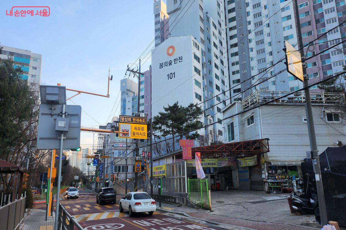 초등학교 근처 어린이 보호구역의 과속 단속 CCTV &copy;장지영