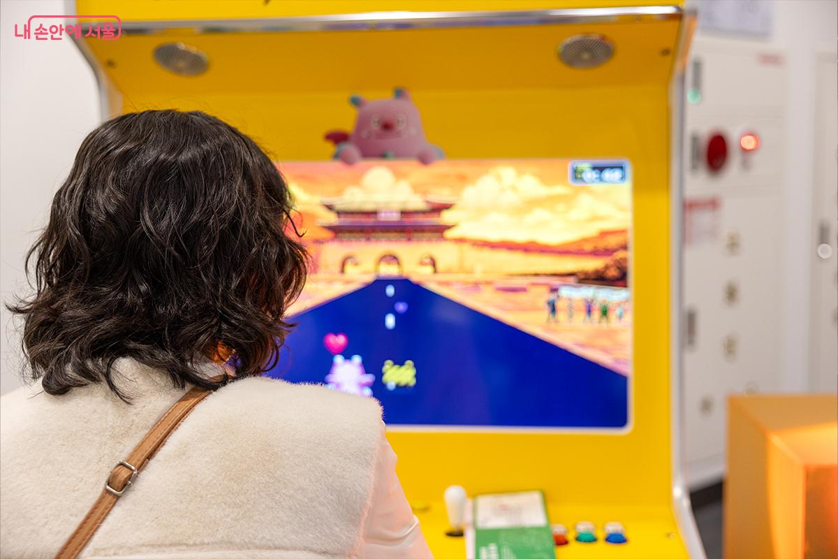 체험 게임을 즐기며 서울을 만나는 시민 모습ⓒ장신자