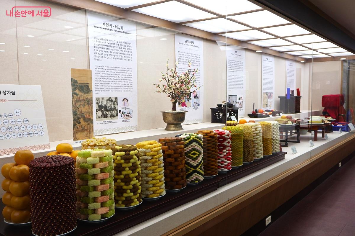 인생의 전환기마다 치러졌던 통과의례 상차림을 다채로운 색깔과 형태 그대로 재현했다. &copy;이봉덕 