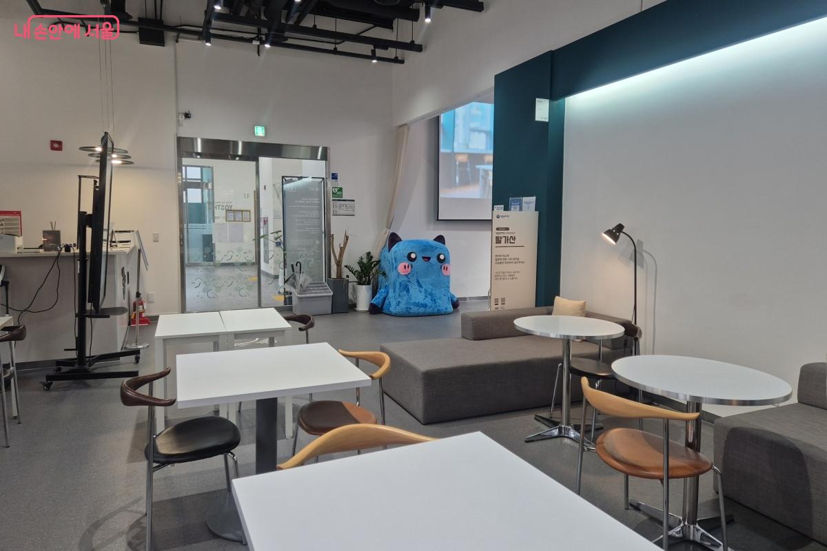 쉬어갈 수 있는 편한 의자가 마련되어 있다. &copy;송수연