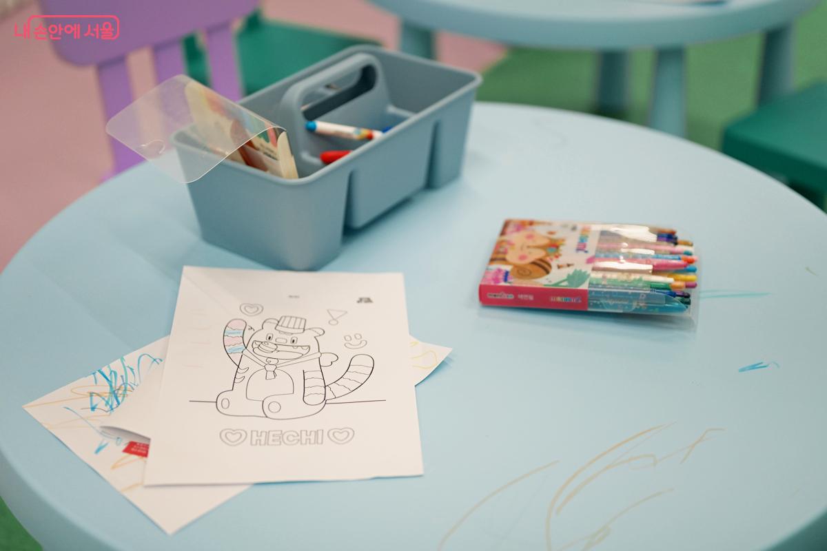 다양한 그림을 그릴 수 있는 도안과 색연필
