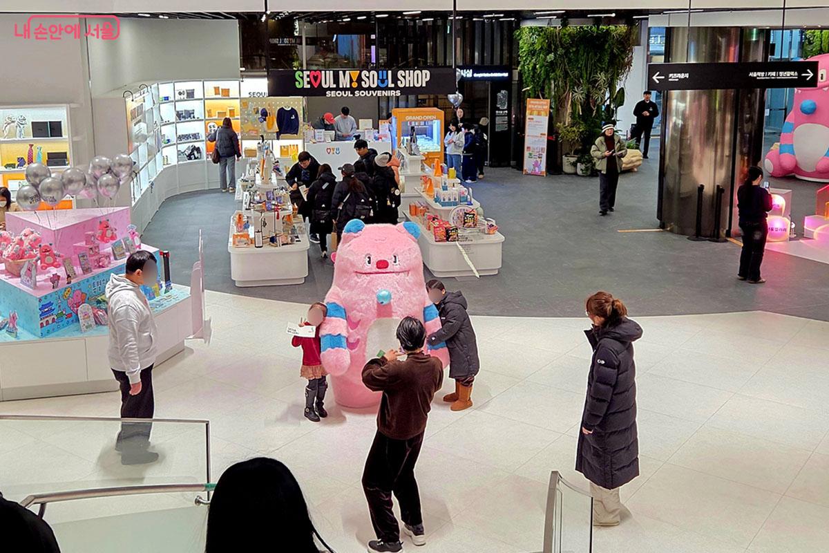 서울시청 1층 로비에서 돌음계단을 통해 지하로 내려가면 서울갤러리가 펼쳐진다. ⓒ이다현