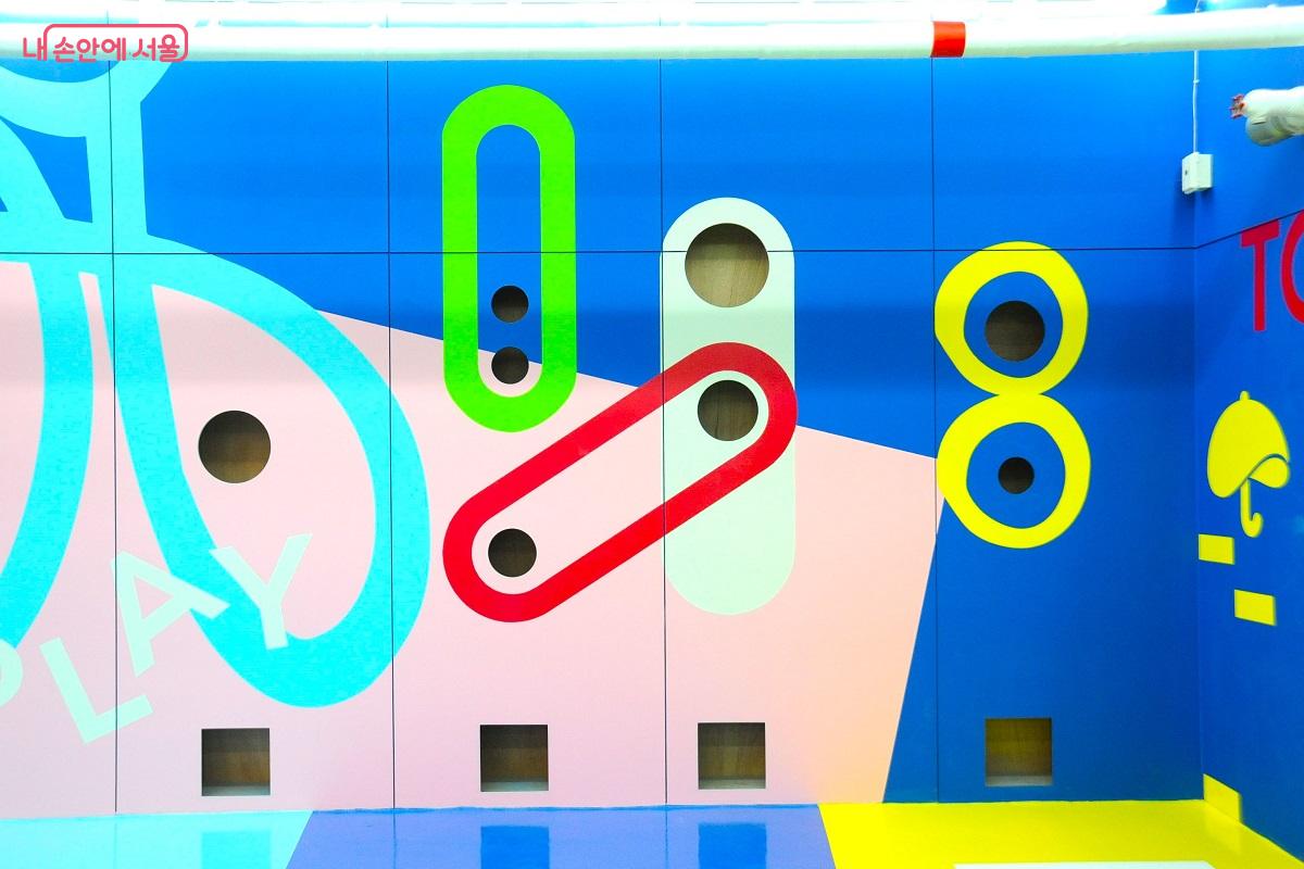 플레이존의 벽면은 오재미 던지기 등 놀이 요소를 적용했다. &copy;조수봉
