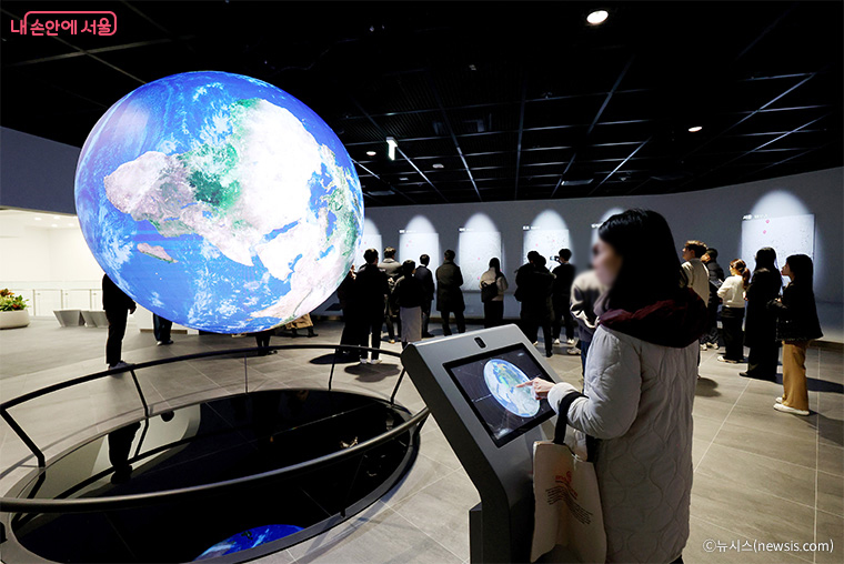 AI 키오스크, 지름 2m 구형 &lsquo;미디어 스피어&rsquo; 등 체험 콘텐츠도 운영된다.