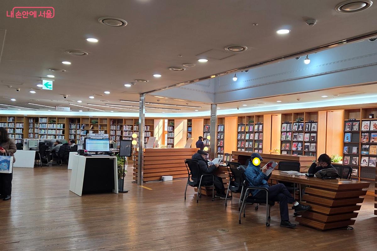 2층에 있는 국내 잡지와 신문 도서는 물론 PC까지 갖춘 디지털자료실 ©이상돈