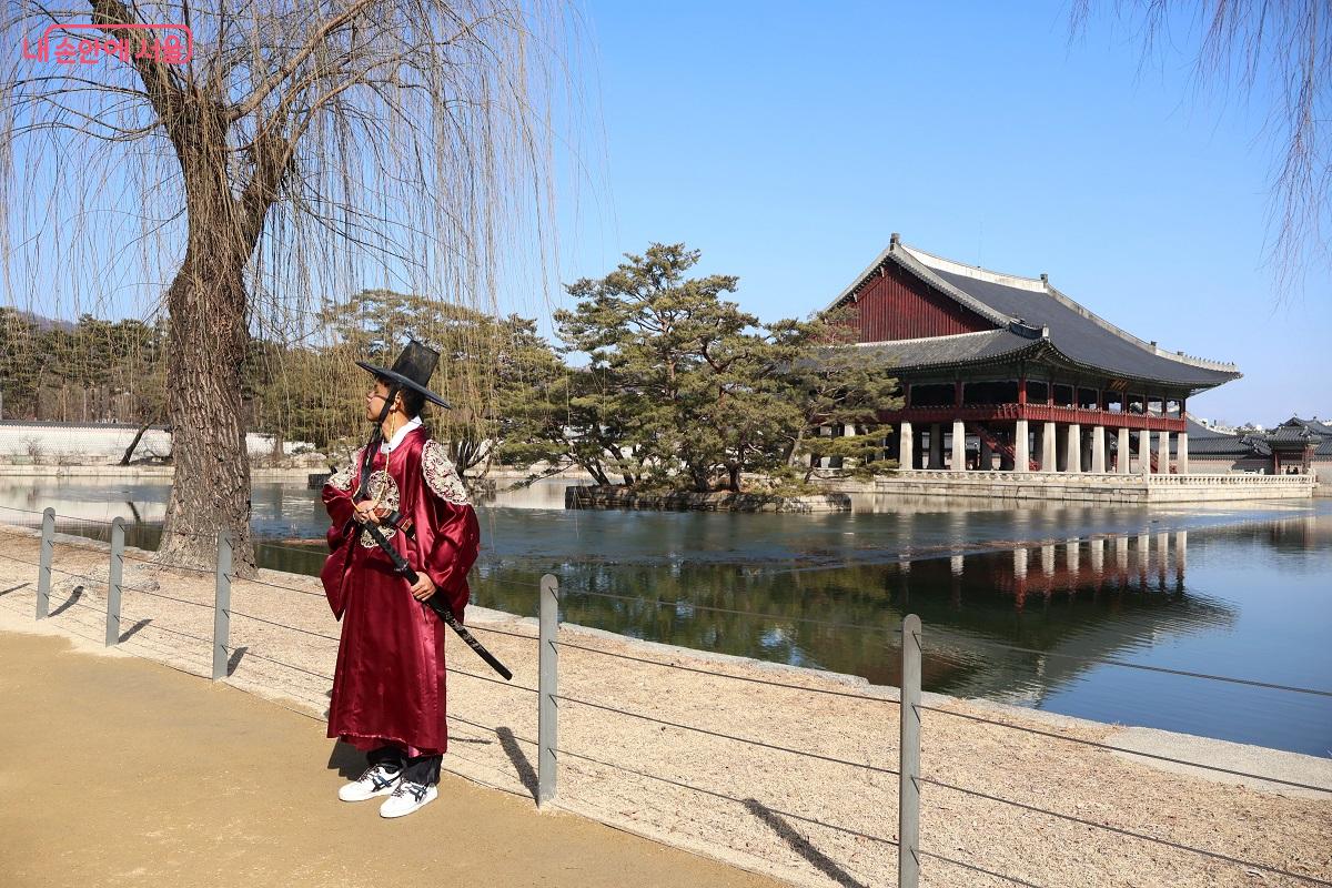 경회루를 찾은 방문객들이 한복을 차려 입고 여유를 만끽하고 있다. &copy;김대진