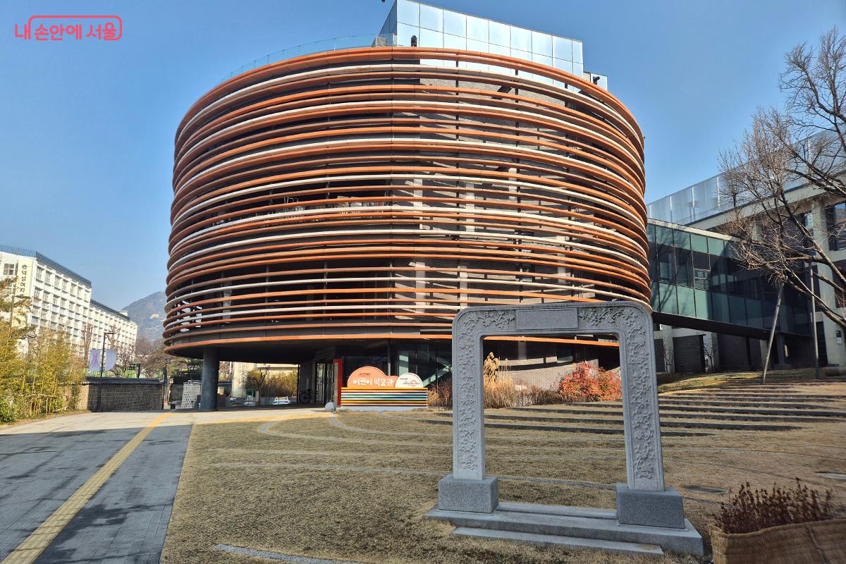 &lsquo;서울형 키즈카페&rsquo;로 재탄생한 이곳은 아이들의 상상력이 실처럼 이어지고, 그릇처럼 단단해지는 &lsquo;꿈의 공방&rsquo;이다. &copy;백승훈