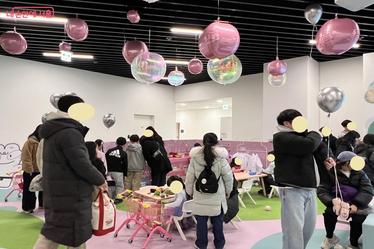 아이를 동반한 가족들이 오래 머무르며 즐겼다.ⓒ박지영 