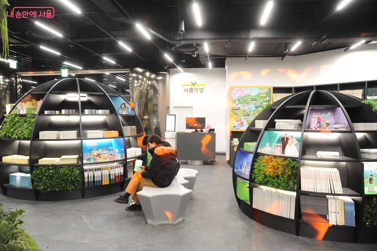서울시 발행 각종 간행물&middot;서적을 판매하는 &lsquo;서울책방&rsquo; &copy;조수봉