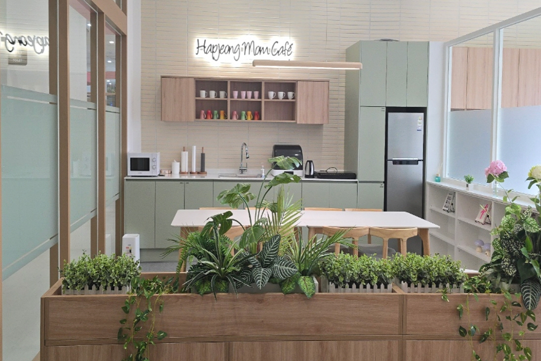 이런 공간을 기다렸다! 엄마아빠를 위한 놀이터 '맘&빠카페'