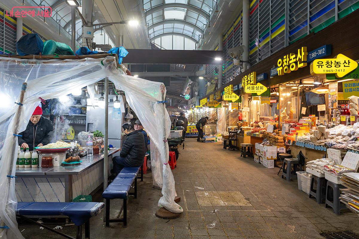 서울한방진흥센터를 둘러본 뒤 발걸음을 옮긴 곳은 바로 경동시장이다. &copy;문청야
