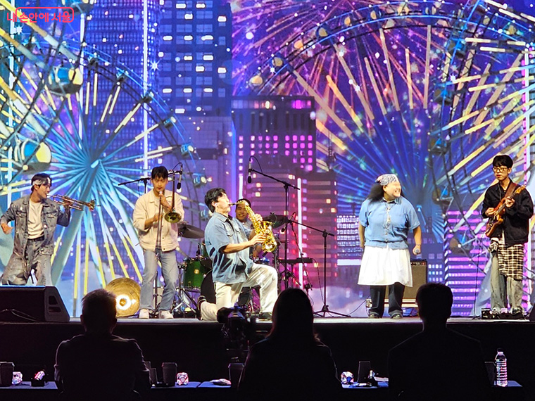 2025 한강 대학가요제 대상팀 ‘투웰브’ 공연 모습