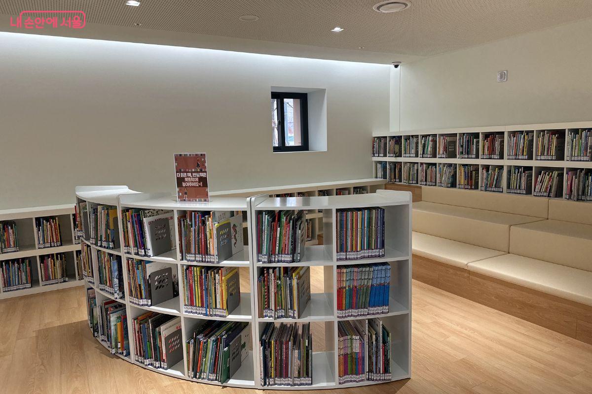 유아열람실은 아이들 눈높이에 맞춰 서가가 구성돼 있다. &copy;김재형