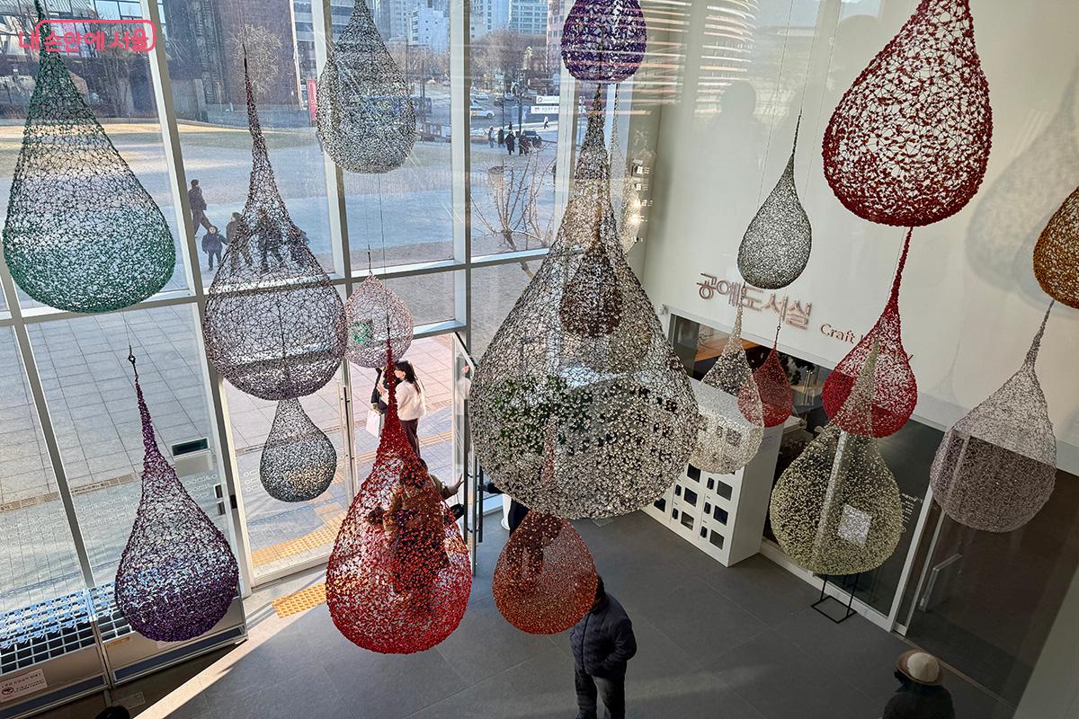 전시 관람 후 1층 공예도서실에 마련된 '금기숙 특별전' 북큐레이션 자료를 열람해도 좋겠다 &copy;김미정