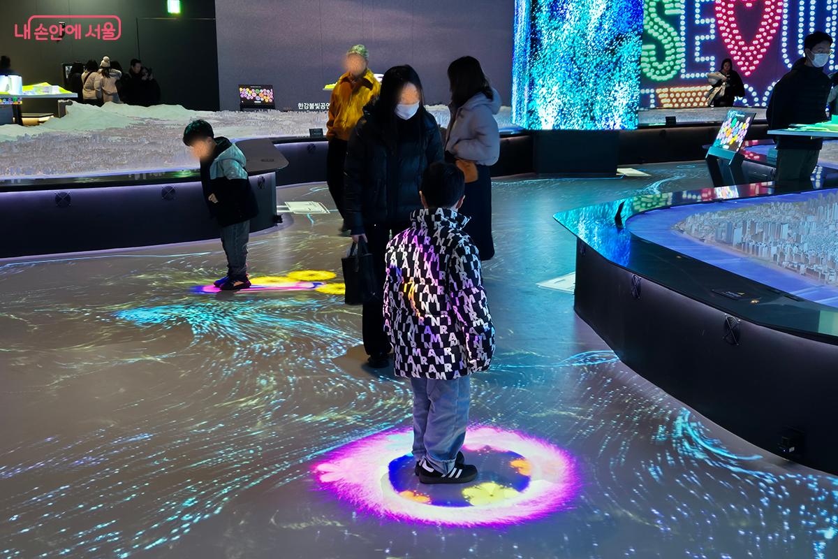 관람객의 동작을 실시간으로 캡쳐해 미디어인터랙티브로 반응하는 &lsquo;플레이 한강&rsquo; &copy;이혜숙