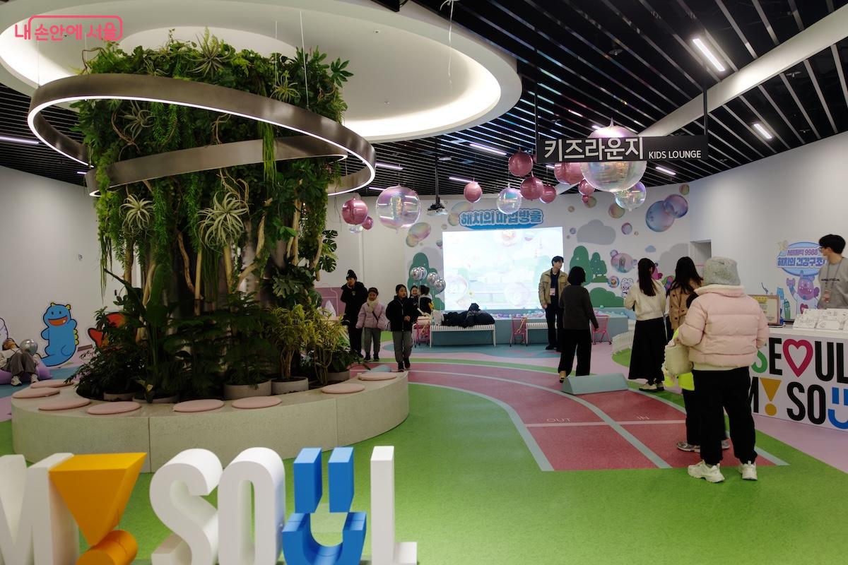키즈라운지도 조성 되어 있어 아이들과 함께 방문해도 좋을 것 같은 서울갤러리